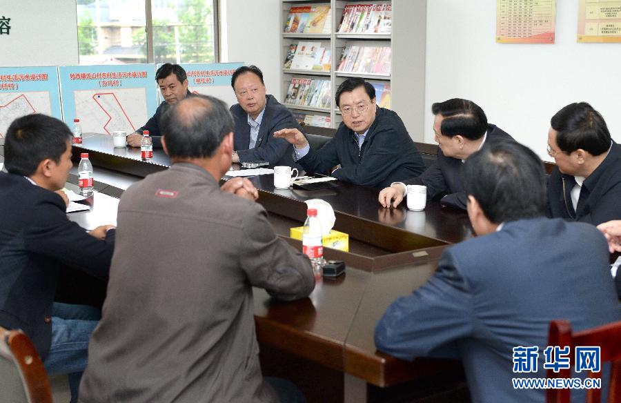 這是5月9日，張德江到湖州市妙西鎮(zhèn)調(diào)研，與基層人大代表座談。新華社記者 馬占成 攝 