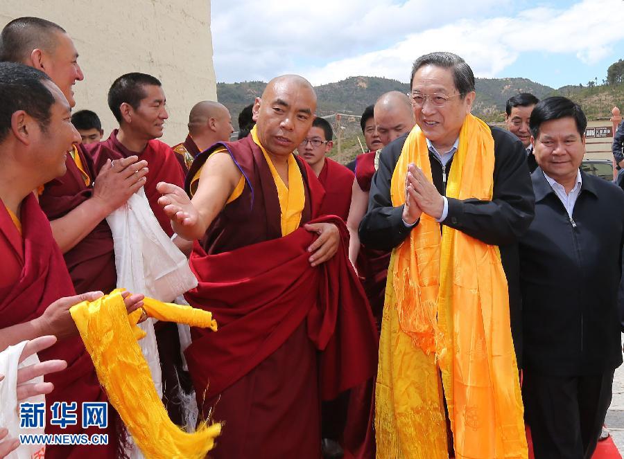 這是5月16日，俞正聲在松贊林寺看望宗教界人士。 新華社記者 劉衛(wèi)兵 攝