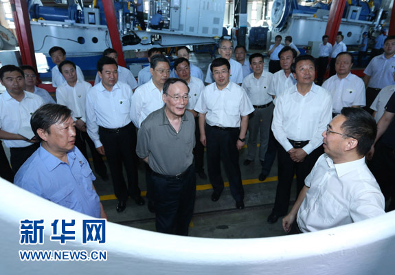 這是7月3日，王岐山在內(nèi)蒙古海裝風(fēng)電設(shè)備有限公司考察。新華社記者 龐興雷 攝 