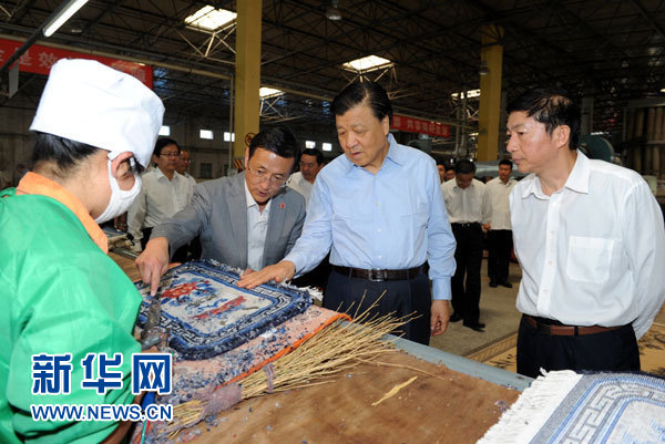 這是7月18日，劉云山在青海藏羊地毯集團有限公司調(diào)研。新華社記者 饒愛民 攝