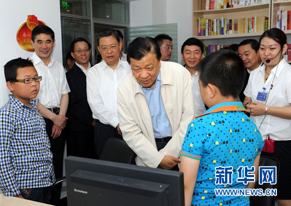 7月17日至19日，中共中央政治局常委、中央書記處書記劉云山在青海調(diào)研。這是7月18日，劉云山在西寧市南山西社區(qū)調(diào)研。 新華社記者饒愛民 攝