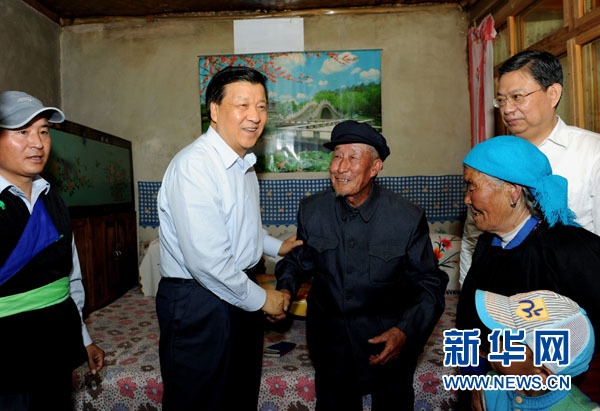7月17日至19日，中共中央政治局常委、中央書記處書記劉云山在青海調(diào)研。這是7月17日，劉云山在海東市互助土族自治縣東山鄉(xiāng)白牙合村看望老黨員。新華社記者 饒愛民 攝