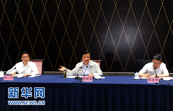 部分省區(qū)市教育實踐活動工作座談會近日先后在西寧、上海召開，中共中央政治局常委、中央黨的群眾路線教育實踐活動領(lǐng)導(dǎo)小組組長劉云山出席并講話。這是7月23日，劉云山出席上海座談會并講話。新華社記者 饒愛民 攝 