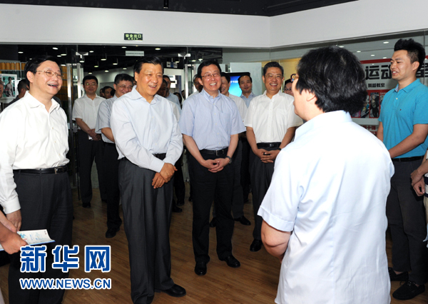 這是7月22日，劉云山在上海市靜安區(qū)就樓宇黨建工作進(jìn)行調(diào)研。新華社記者 饒愛民 攝 