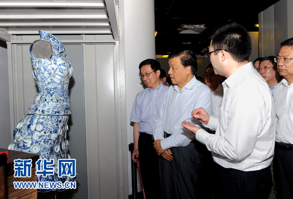 這是7月22日，劉云山在上海國家對外文化貿(mào)易基地調(diào)研。新華社記者 饒愛民 攝 