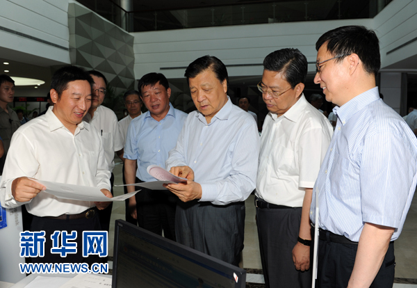  7月22日至23日，中共中央政治局常委、中央書記處書記劉云山在上海調(diào)研。這是7月22日，劉云山在中國（上海）自貿(mào)試驗區(qū)外高橋綜合服務(wù)大廳調(diào)研。新華社記者 饒愛民 攝 