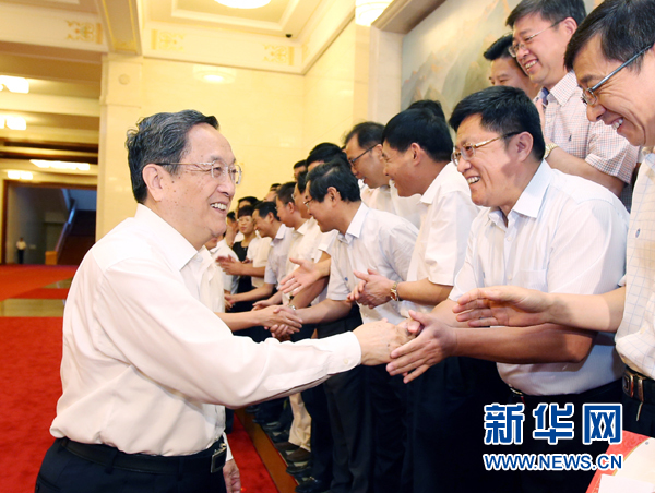 會(huì)前，俞正聲、張高麗接見援藏干部代表，向參加對(duì)口支援西藏工作的各地區(qū)各部門各單位和廣大援藏干部表示誠摯問候。新華社記者 姚大偉 攝