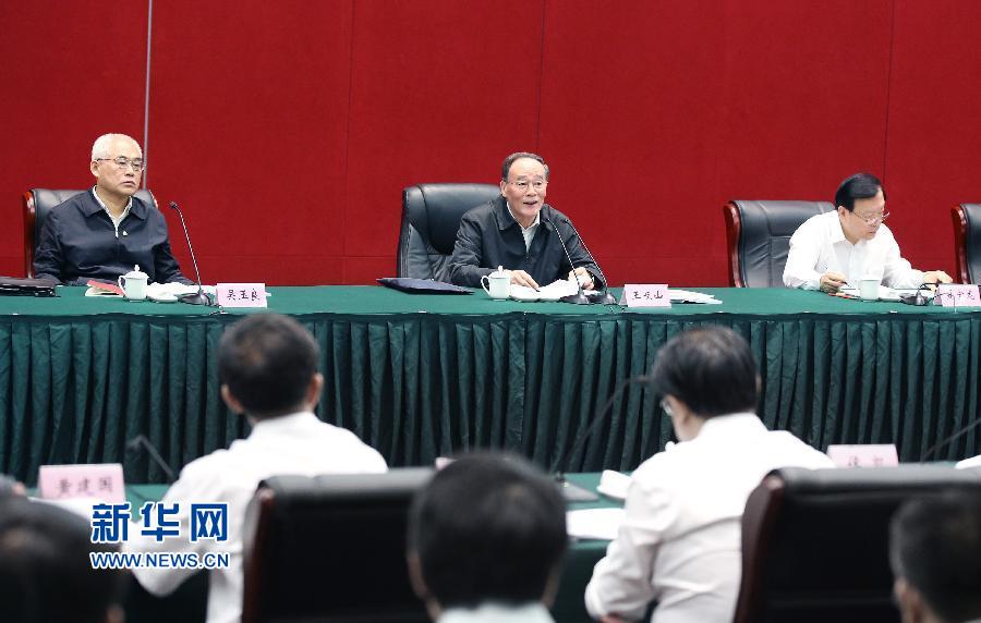 5月8日至10日，中共中央政治局常委、中央紀(jì)委書記王岐山到浙江省調(diào)研，并主持召開部分省區(qū)市紀(jì)委書記座談會。這是5月9日，王岐山在嘉興主持召開部分省區(qū)市紀(jì)委書記座談會。新華社記者 姚大偉 攝 