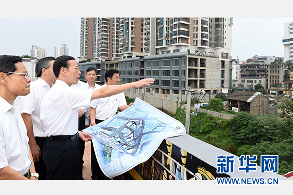 9月16日至18日，中共中央政治局常委、國務(wù)院副總理張高麗在廣西調(diào)研。這是9月16日，張高麗實地考察南寧水街棚戶區(qū)改造項目現(xiàn)場。 新華社記者張鐸攝 