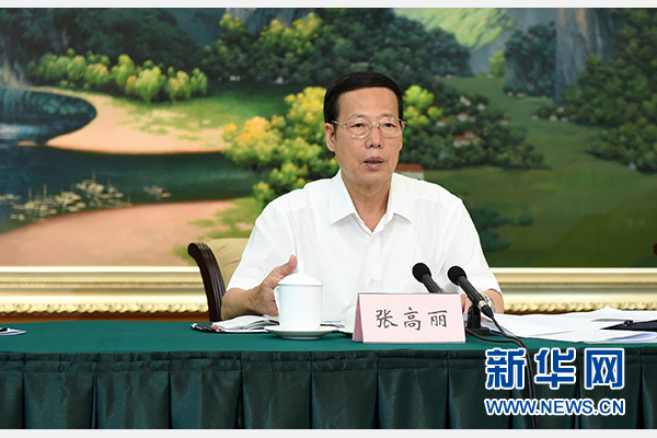 9月16日至18日，中共中央政治局常委、國務(wù)院副總理張高麗在廣西調(diào)研。這是9月17日，張高麗在南寧主持召開&ldquo;十三五&rdquo;規(guī)劃編制工作座談會。 新華社記者張鐸攝 