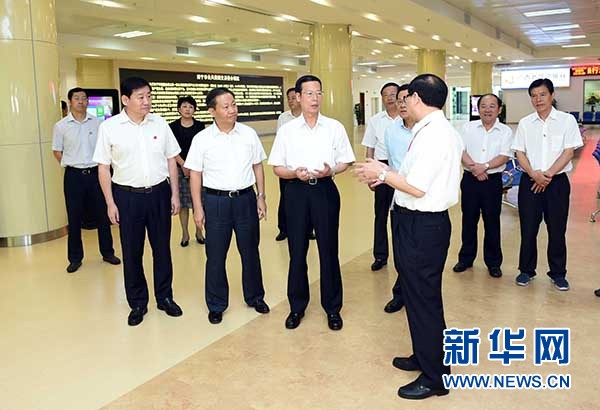 9月16日至18日，中共中央政治局常委、國務(wù)院副總理張高麗在廣西調(diào)研。這是9月17日，張高麗在南寧市公共資源交易中心對外服務(wù)大廳了解自治區(qū)簡政放權(quán)有關(guān)工作。 新華社記者張鐸攝