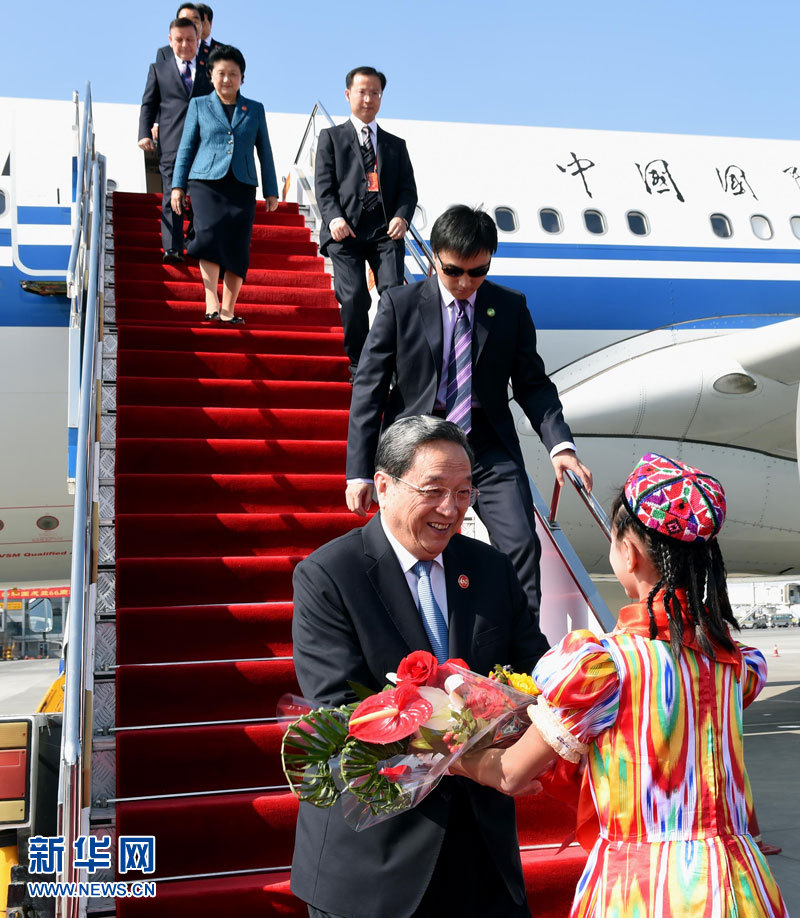 9月25日，以中共中央政治局常委、全國政協(xié)主席俞正聲為團(tuán)長(zhǎng)的中央代表團(tuán)飛抵烏魯木齊，出席新疆維吾爾自治區(qū)成立60周年慶?；顒?dòng)。新華社記者 饒愛民 攝