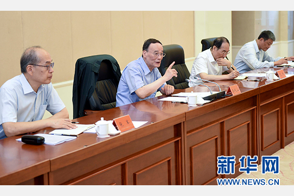 9月24日至26日，中共中央政治局常委、中央紀(jì)委書記王岐山在福建調(diào)研。這是9月25日，王岐山在上杭縣古田鎮(zhèn)主持召開座談會(huì)，聽取黨員和群眾代表對(duì)修訂廉政準(zhǔn)則和黨紀(jì)處分條例的意見建議。新華社記者張鐸攝