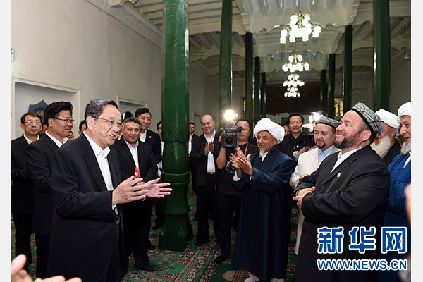 9月26日，中共中央政治局常委、全國(guó)政協(xié)主席、中央代表團(tuán)團(tuán)長(zhǎng)俞正聲率中央代表團(tuán)部分成員赴喀什看望各族干部群眾。這是俞正聲等來(lái)到喀什市艾提尕爾清真寺，與喀什地區(qū)宗教人士代表交流。新華社記者 饒愛(ài)民 攝  
