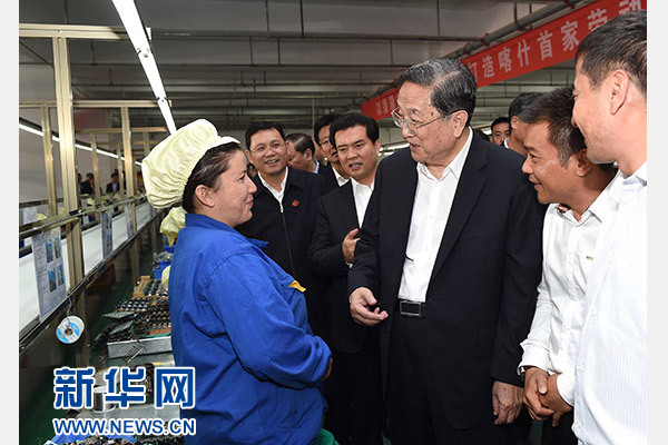 這是俞正聲等在喀什經(jīng)濟(jì)開(kāi)發(fā)區(qū)深圳產(chǎn)業(yè)園視察電子產(chǎn)品生產(chǎn)線，并與現(xiàn)場(chǎng)工人親切交流。新華社記者 饒愛(ài)民 攝