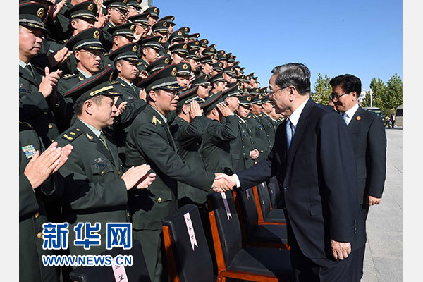 這是俞正聲等赴南疆軍區(qū)慰問(wèn)，會(huì)見(jiàn)官兵代表。新華社記者 饒愛(ài)民 攝