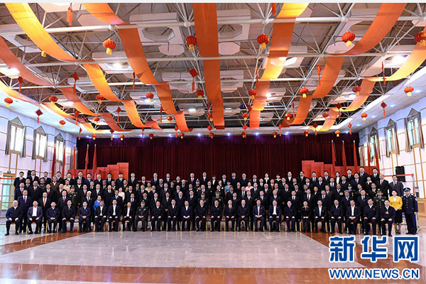 這是俞正聲同喀什地區(qū)有關(guān)負(fù)責(zé)同志、各界人士代表、援疆干部代表合影留念。新華社記者 饒愛(ài)民 攝