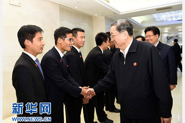 這是俞正聲會(huì)見(jiàn)在喀什地區(qū)鄉(xiāng)鎮(zhèn)工作的內(nèi)地高校畢業(yè)生代表。新華社記者 饒愛(ài)民 攝
