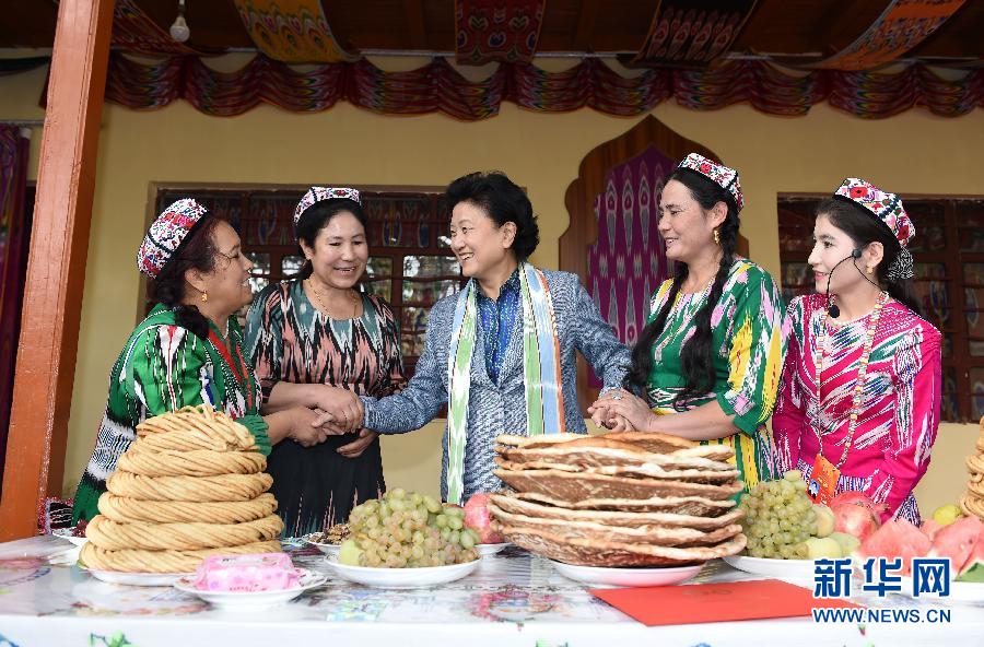 　9月26日，中共中央政治局委員、國(guó)務(wù)院副總理、中央代表團(tuán)副團(tuán)長(zhǎng)劉延?xùn)|率中央代表團(tuán)分團(tuán)到和田地區(qū)看望慰問(wèn)各族干部群眾。這是劉延?xùn)|在和田市吉亞鄉(xiāng)喀勒塔吐格曼村與維吾爾族群眾在一起。新華社記者張領(lǐng)攝