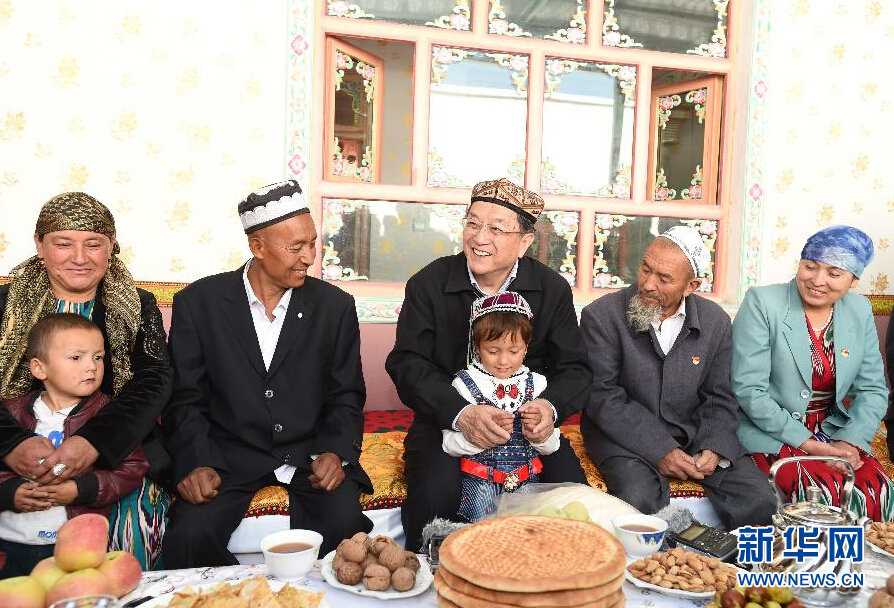 9月27日，中共中央政治局常委、全國(guó)政協(xié)主席、中央代表團(tuán)團(tuán)長(zhǎng)俞正聲率中央代表團(tuán)部分成員赴喀什地區(qū)莎車縣看望各族干部群眾。這是俞正聲在莎車縣艾力西湖鎮(zhèn)21村看望維吾爾族村民阿布來提&middot;阿不力孜一家。新華社記者 高潔 攝
