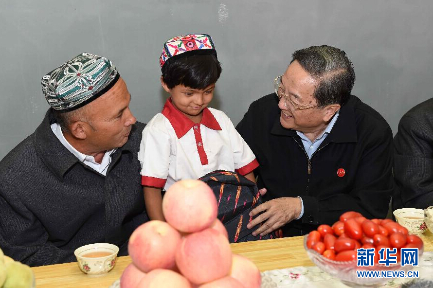9月27日，中共中央政治局常委、全國(guó)政協(xié)主席、中央代表團(tuán)團(tuán)長(zhǎng)俞正聲率中央代表團(tuán)部分成員赴喀什地區(qū)莎車縣看望各族干部群眾。這是俞正聲到新疆生產(chǎn)建設(shè)兵團(tuán)第三師莎車農(nóng)場(chǎng)維吾爾族團(tuán)場(chǎng)職工家中看望，并向小朋友贈(zèng)送學(xué)習(xí)用品。新華社記者 饒愛民 攝