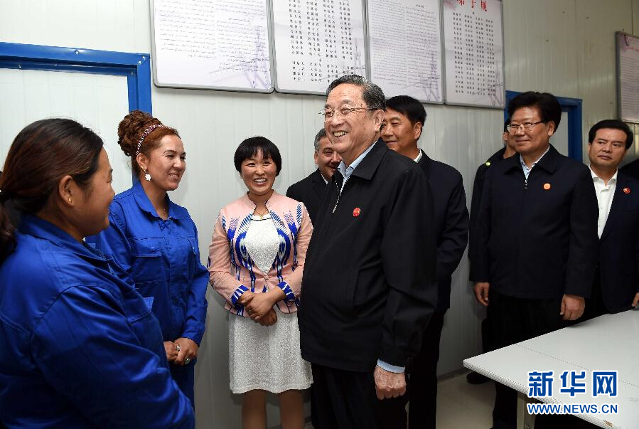 9月27日，中共中央政治局常委、全國(guó)政協(xié)主席、中央代表團(tuán)團(tuán)長(zhǎng)俞正聲率中央代表團(tuán)部分成員來到新疆英吉沙縣喀什中興手套有限公司考察。新華社記者 饒愛民 攝 