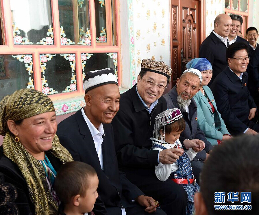 9月27日，中共中央政治局常委、全國(guó)政協(xié)主席、中央代表團(tuán)團(tuán)長(zhǎng)俞正聲率中央代表團(tuán)部分成員赴喀什地區(qū)莎車縣看望各族干部群眾。這是俞正聲在莎車縣艾力西湖鎮(zhèn)21村看望維吾爾族村民阿布來提&middot;阿不力孜一家。新華社記者 饒愛民 攝
