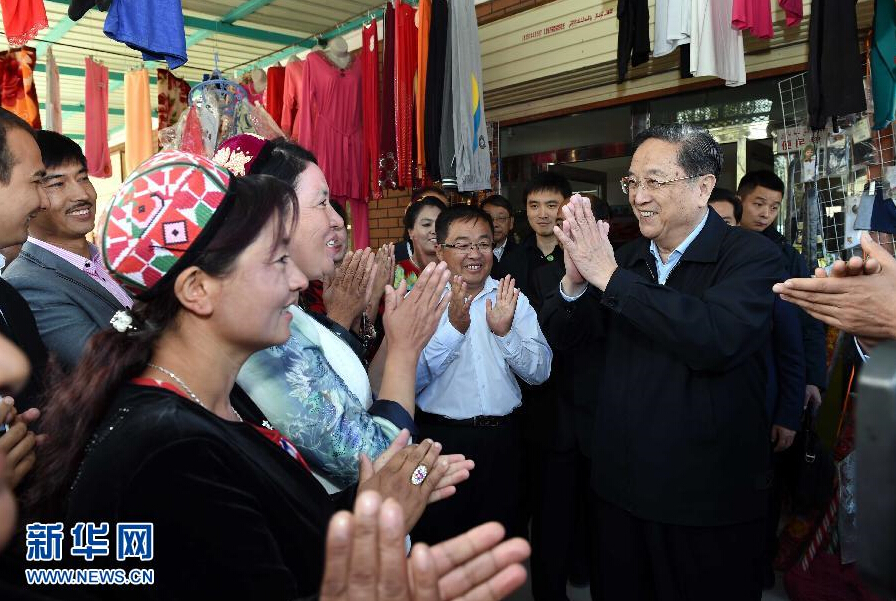 9月27日，中共中央政治局常委、全國(guó)政協(xié)主席、中央代表團(tuán)團(tuán)長(zhǎng)俞正聲率中央代表團(tuán)部分成員赴喀什地區(qū)莎車縣看望各族干部群眾。這是俞正聲在莎車縣艾力西湖鎮(zhèn)21村看望慰問維吾爾族群眾。新華社記者 饒愛民 攝