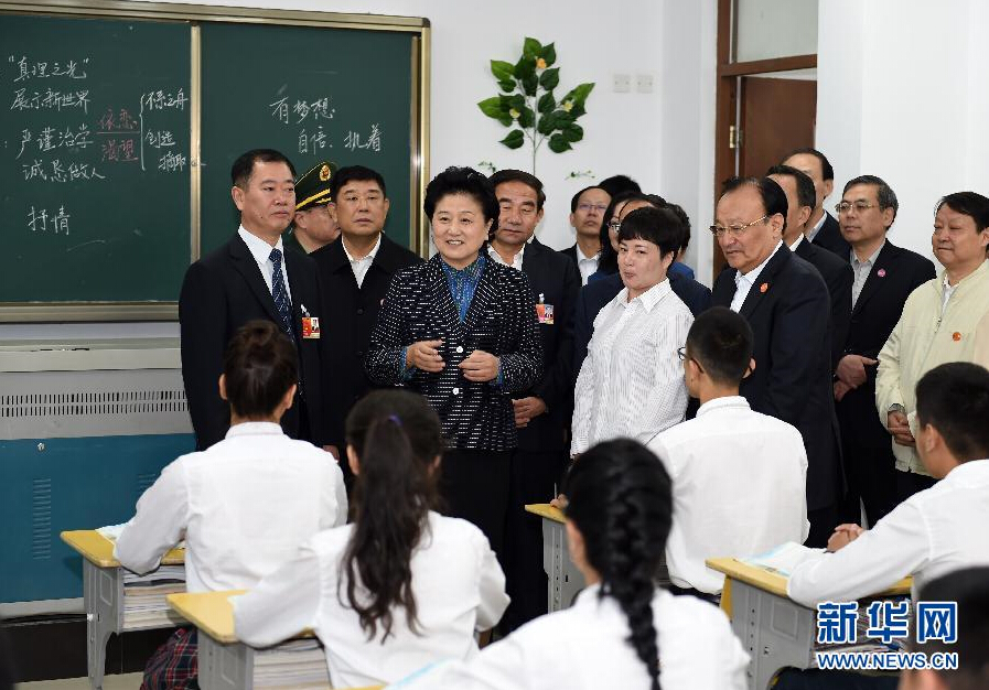 9月27日，中共中央政治局委員、國務(wù)院副總理、中央代表團副團長劉延?xùn)|率中央代表團分團，帶著黨中央、國務(wù)院的親切關(guān)懷和全國各族人民的深切情誼，來到和田地區(qū)、阿克蘇地區(qū)慰問各族干部群眾，并祝賀大家中秋節(jié)快樂。這是劉延?xùn)|視察對口援建的和田天津中學(xué)。新華社記者 張領(lǐng) 攝