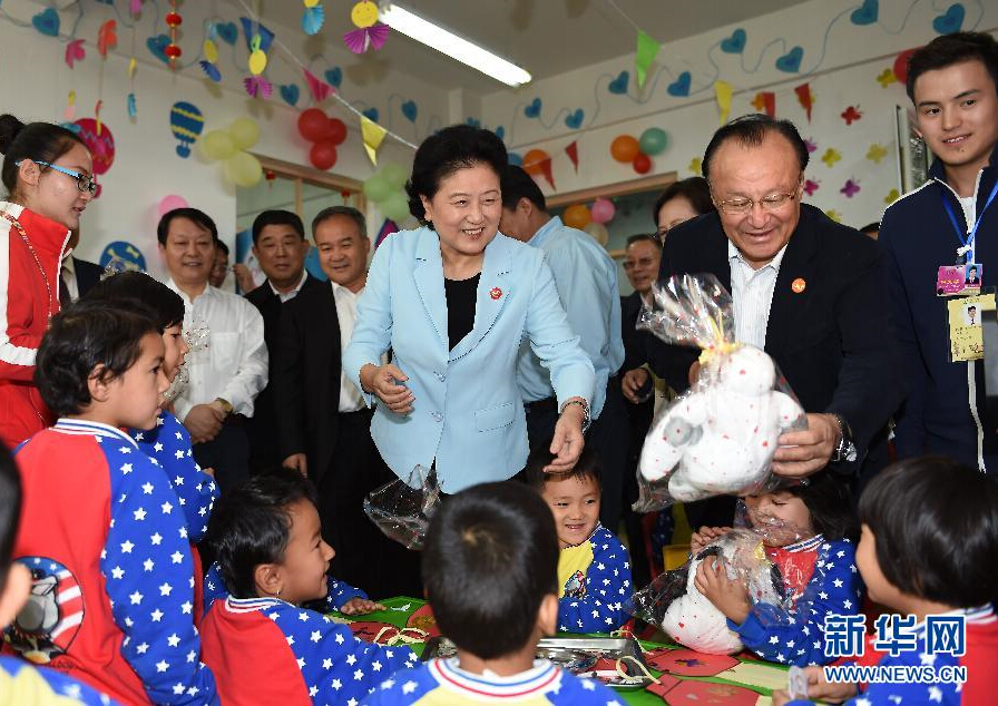 9月27日，中共中央政治局委員、國務(wù)院副總理、中央代表團副團長劉延?xùn)|率中央代表團分團，帶著黨中央、國務(wù)院的親切關(guān)懷和全國各族人民的深切情誼，來到和田地區(qū)、阿克蘇地區(qū)慰問各族干部群眾，并祝賀大家中秋節(jié)快樂。這是劉延?xùn)|在阿克蘇市&ldquo;雙語&rdquo;幼兒園與孩子們在一起。新華社記者 張領(lǐng) 攝