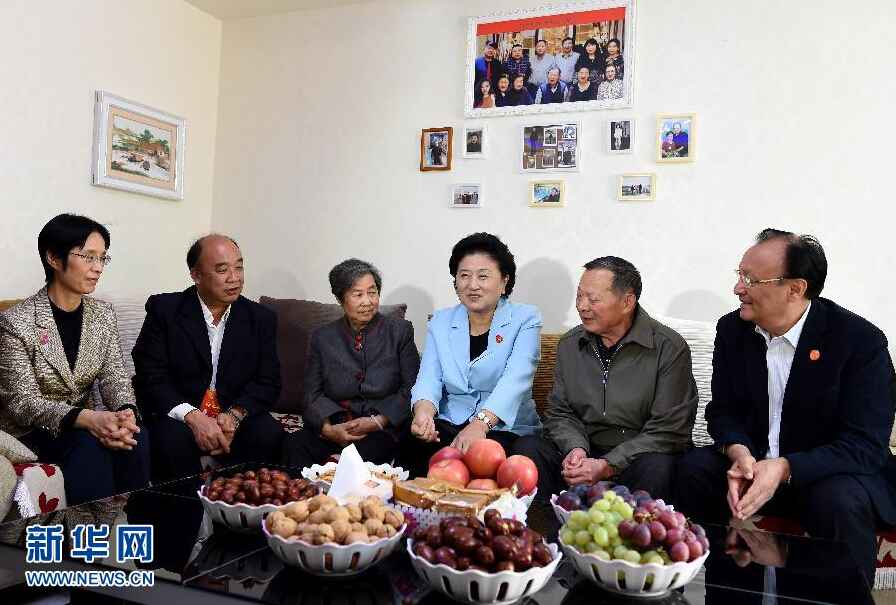 9月27日，中共中央政治局委員、國務(wù)院副總理、中央代表團副團長劉延?xùn)|率中央代表團分團，帶著黨中央、國務(wù)院的親切關(guān)懷和全國各族人民的深切情誼，來到和田地區(qū)、阿克蘇地區(qū)慰問各族干部群眾，并祝賀大家中秋節(jié)快樂。這是劉延?xùn)|來到新疆生產(chǎn)建設(shè)兵團第一師五團團場退休職工包春祥家中慰問。新華社記者 張領(lǐng) 攝