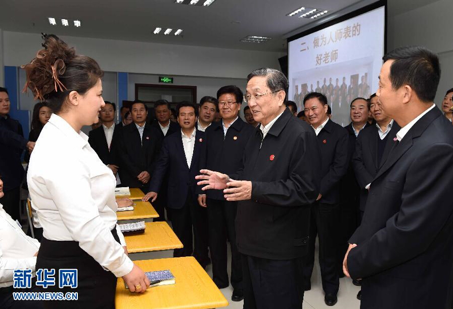 9月28日，中共中央政治局常委、全國政協(xié)主席、中央代表團團長俞正聲率中央代表團部分成員赴祖國最西端的新疆克孜勒蘇柯爾克孜自治州看望慰問各族干部群眾。這是俞正聲來到克州雙語師資培訓學校，與老師、學員交流談心。新華社記者 饒愛民 攝
