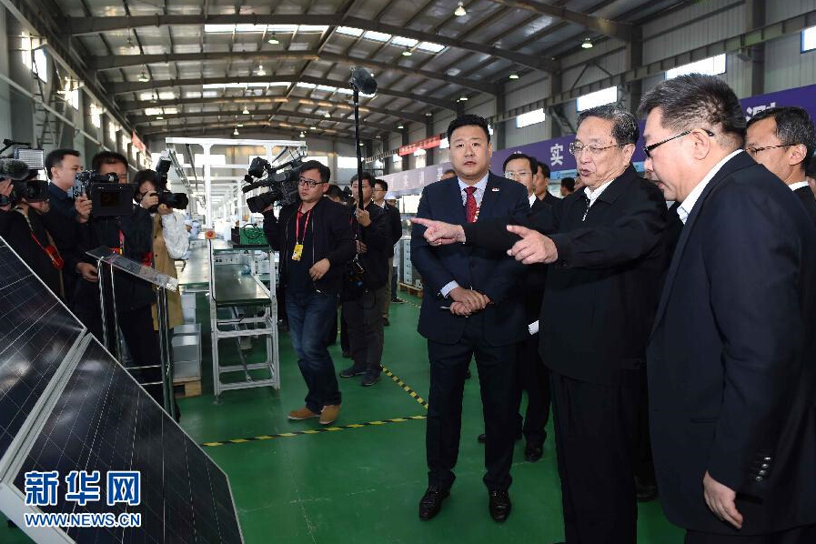 9月28日，中共中央政治局常委、全國政協(xié)主席、中央代表團團長俞正聲率中央代表團部分成員赴祖國最西端的新疆克孜勒蘇柯爾克孜自治州看望慰問各族干部群眾。這是俞正聲來到阿圖什市昆山產(chǎn)業(yè)園新疆中興能源公司視察工作。新華社記者 饒愛民 攝