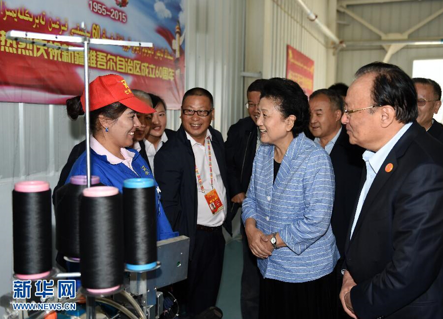 9月28日，中共中央政治局委員、國(guó)務(wù)院副總理、中央代表團(tuán)副團(tuán)長(zhǎng)劉延?xùn)|率中央代表團(tuán)分團(tuán)赴阿克蘇地區(qū)、伊犁哈薩克自治州慰問(wèn)，與各族干部群眾共度節(jié)日、共享歡樂(lè)。這是劉延?xùn)|在阿克蘇紡織工業(yè)城慰問(wèn)棉紡工人。新華社記者張領(lǐng)攝