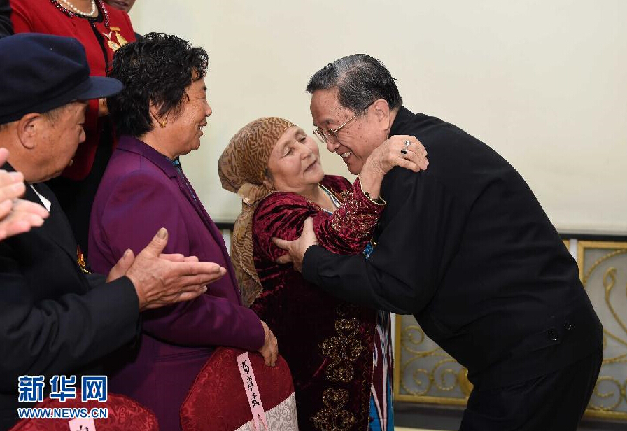 9月29日，中共中央政治局常委、全國(guó)政協(xié)主席、中央代表團(tuán)團(tuán)長(zhǎng)俞正聲率中央代表團(tuán)部分成員赴阿勒泰地區(qū)看望各族干部群眾。這是俞正聲接見阿勒泰地區(qū)有關(guān)負(fù)責(zé)同志、各界人士代表和援疆干部代表時(shí)與維吾爾族老人阿尼帕&middot;阿力馬洪親切擁抱。阿尼帕&middot;阿力馬洪先后收養(yǎng)漢、回、維吾爾、哈薩克4個(gè)民族的10個(gè)孤兒。新華社記者 饒愛民 攝 