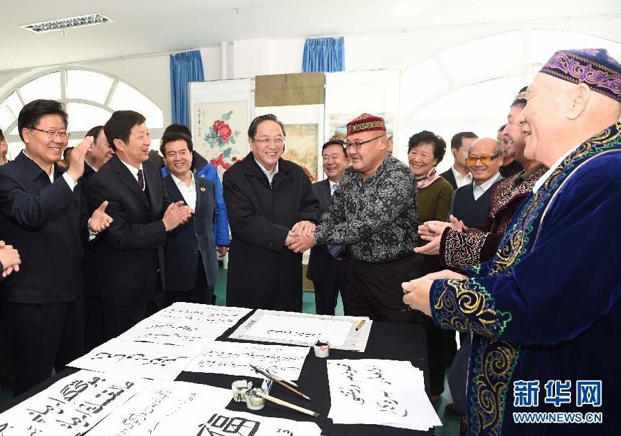 9月29日，中共中央政治局常委、全國(guó)政協(xié)主席、中央代表團(tuán)團(tuán)長(zhǎng)俞正聲率中央代表團(tuán)部分成員赴阿勒泰地區(qū)看望各族干部群眾。這是俞正聲來到阿勒泰地區(qū)老年人活動(dòng)中心，觀看老同志書畫展，同老同志親切交談。新華社記者 高潔 攝