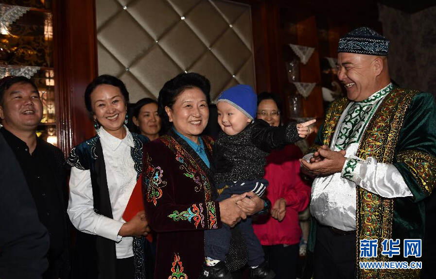 9月29日，中共中央政治局委員、國務院副總理、中央代表團副團長劉延東率中央代表團分團在伊犁哈薩克自治州看望慰問各族干部群眾。這是劉延東在伊寧市漢賓鄉(xiāng)發(fā)展村走訪慰問哈薩克族村民。新華社記者張領攝