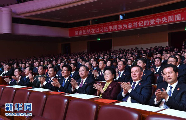     9月30日，慶祝新疆維吾爾自治區(qū)成立60周年文藝晚會《新疆禮贊》在新疆人民會堂精彩呈現(xiàn)。中共中央政治局常委、全國政協(xié)主席、中央代表團團長俞正聲，與2000余名各族群眾代表一起觀看演出。新華社記者 饒愛民 攝