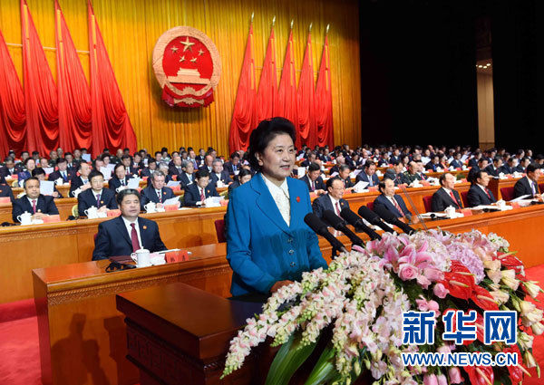 10月1日，慶祝中華人民共和國成立66周年暨新疆維吾爾自治區(qū)成立60周年大會在新疆人民會堂隆重舉行。這是中共中央政治局委員、國務(wù)院副總理、中央代表團副團長劉延?xùn)|宣讀中共中央、全國人大常委會、國務(wù)院、全國政協(xié)、中央軍委關(guān)于慶祝新疆維吾爾自治區(qū)成立60周年的賀電。新華社記者 饒愛民 攝 