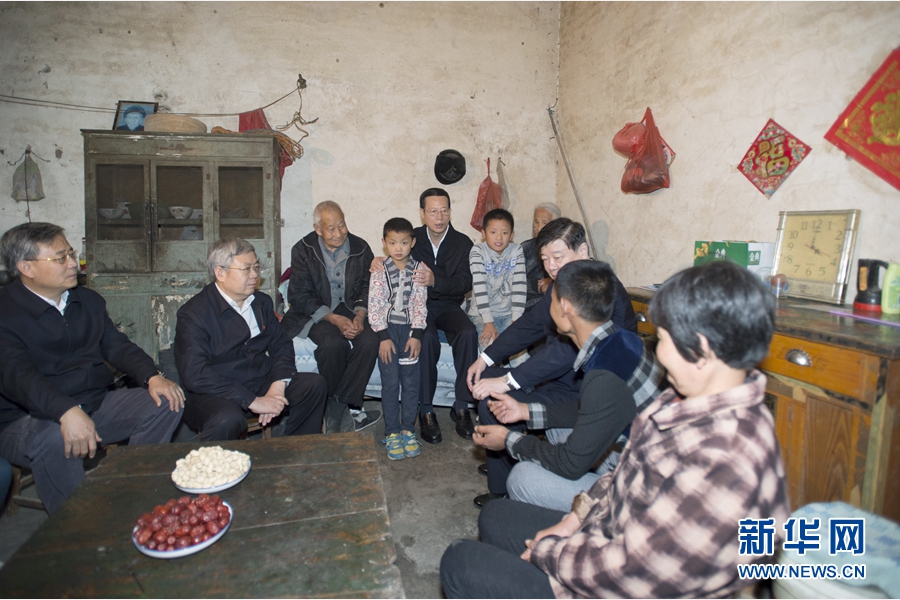 10月22日至23日，中共中央政治局常委、國務(wù)院副總理張高麗在山東調(diào)研扶貧工作情況。這是10月22日，張高麗在菏澤市巨野縣田莊鎮(zhèn)后屯村入戶看望生活困難村民。 新華社記者 王曄 攝