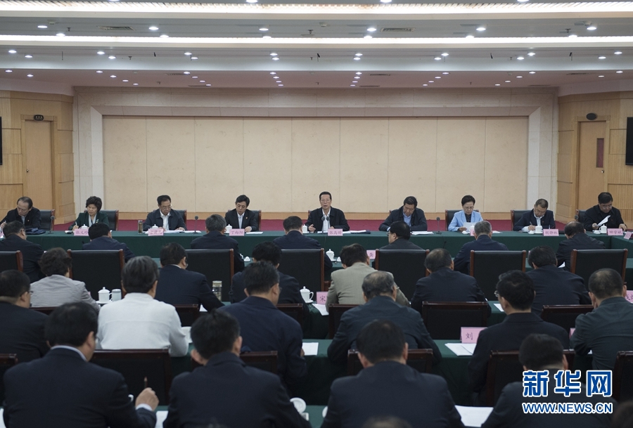 10月22日至23日，中共中央政治局常委、國務(wù)院副總理張高麗在山東調(diào)研扶貧工作情況。這是10月23日，張高麗在菏澤市主持召開扶貧工作座談會。 新華社記者 王曄 攝