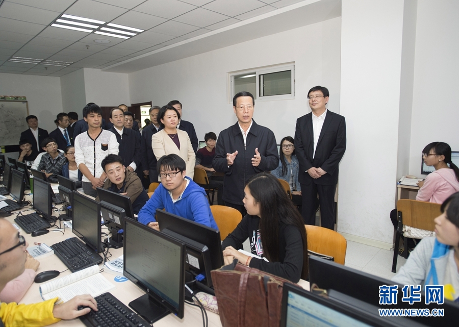 10月22日至23日，中共中央政治局常委、國務(wù)院副總理張高麗在山東調(diào)研扶貧工作情況。這是10月22日，張高麗在濟寧市惠普軟件人才實訓(xùn)基地調(diào)研教育培訓(xùn)脫貧有關(guān)情況。 新華社記者 王曄 攝