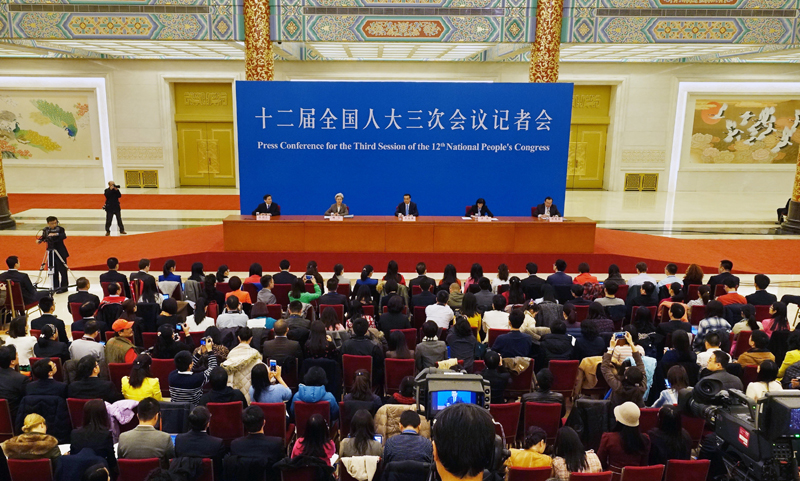 3月15日，國務(wù)院總理李克強(qiáng)在北京人民大會堂與中外記者見面，并回答記者提問。新華社記者 李賀 攝