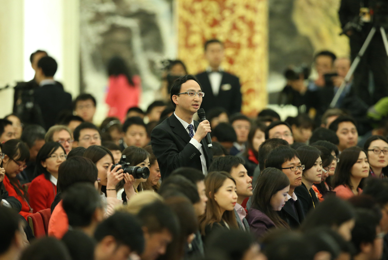 3月15日，國務(wù)院總理李克強(qiáng)在北京人民大會堂與中外記者見面，并回答記者提問。這是一位記者在提問。 新華社記者 龐興雷 攝