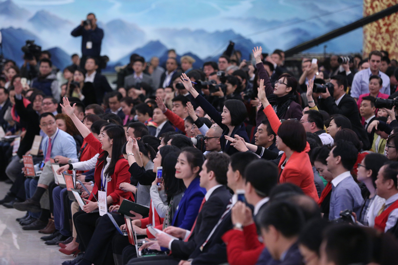 3月15日，國務(wù)院總理李克強(qiáng)在北京人民大會堂與中外記者見面，并回答記者提問。這是記者舉手爭取提問機(jī)會。 新華社記者 才揚 攝