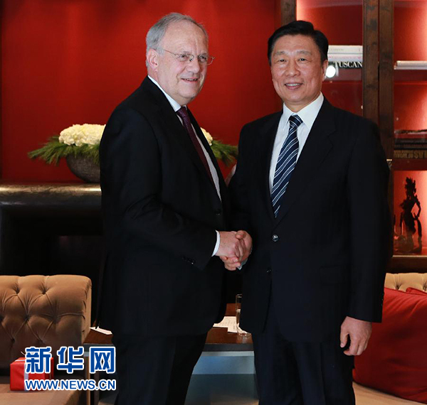 1月21日，中國(guó)國(guó)家副主席李源潮（右）在瑞士達(dá)沃斯會(huì)見瑞士聯(lián)邦主席施奈德－阿曼。 新華社記者羅歡歡攝