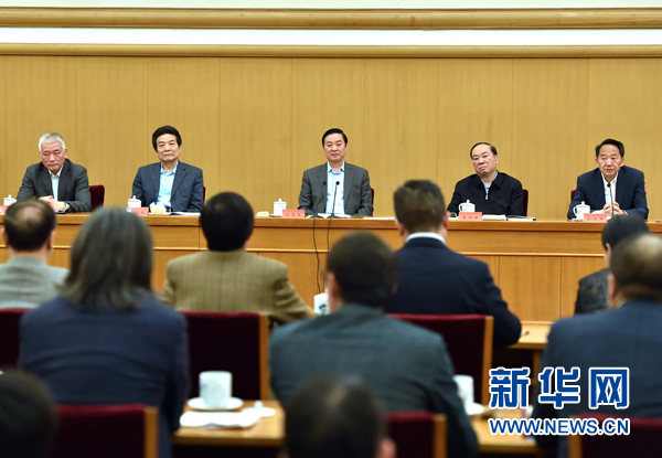 4月8日，中共中央政治局委員、中央書記處書記、中宣部部長劉奇葆在北京同講好中國故事專家學者、文化交流使者研討班學員座談。 新華社記者李濤 攝