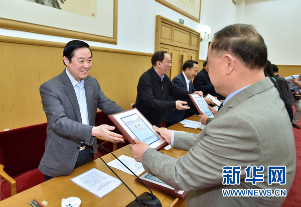 4月8日，中共中央政治局委員、中央書記處書記、中宣部部長劉奇葆在北京同講好中國故事專家學者、文化交流使者研討班學員座談。這是劉奇葆在座談會上向獲得講好中國故事文化交流使者稱號的代表頒發(fā)證書。新華社記者 李濤 攝
