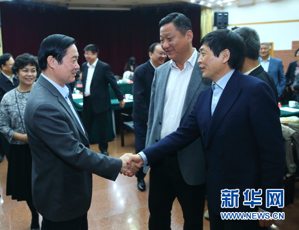 4月12日，中共中央政治局委員、中央書(shū)記處書(shū)記、中宣部部長(zhǎng)劉奇葆在北京出席&ldquo;走向世界的中國(guó)兒童文學(xué)&rdquo;座談會(huì)并講話。這是座談會(huì)后，劉奇葆與國(guó)際安徒生獎(jiǎng)獲得者、兒童文學(xué)作家曹文軒握手。新華社記者丁海濤攝