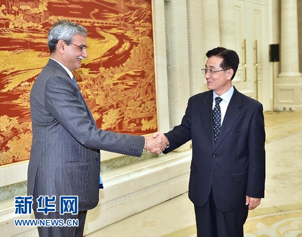 5月9日，中共中央書記處書記、中央紀(jì)委副書記趙洪祝在北京會見印度中央監(jiān)察委員會主席喬杜里。 新華社記者 李濤 攝